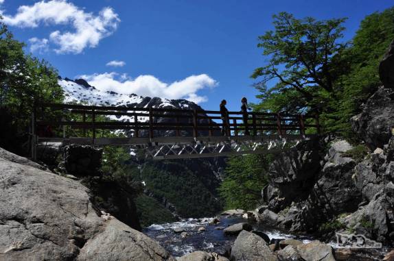 A Ana e a Rowan em ponte sobre desfiladeiro na trilha para o Refúgio San Martín, no lago Jakob, na região de Bariloche, na Argentina